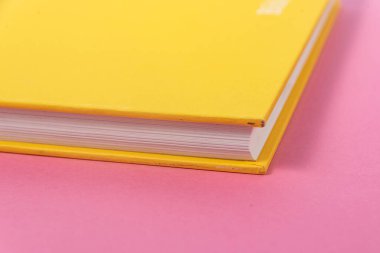 Arkaplanda kitap - kapatma ayrıntısı