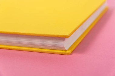 Arkaplanda kitap - kapatma ayrıntısı