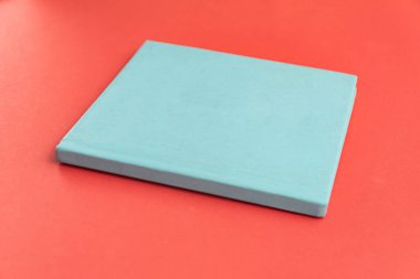 Arkaplanda kitap - kapatma ayrıntısı