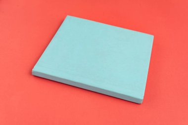 Arkaplanda kitap - kapatma ayrıntısı