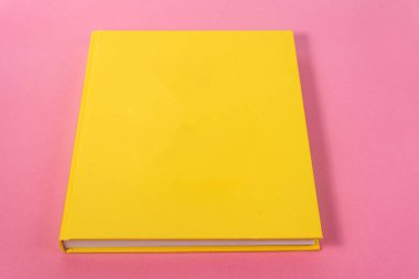 Arkaplanda kitap - kapatma ayrıntısı