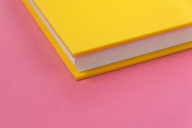 Arkaplanda kitap - kapatma ayrıntısı