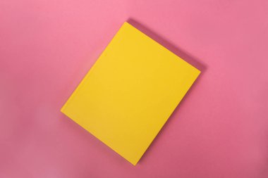 Arkaplanda kitap - kapatma ayrıntısı