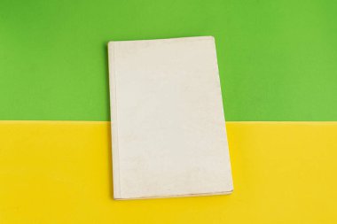 Arkaplanda kitap - kapatma ayrıntısı