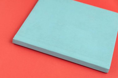 Arkaplanda kitap - kapatma ayrıntısı