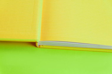 Arkaplanda kitap - kapatma ayrıntısı