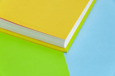 Arkaplanda kitap - kapatma ayrıntısı