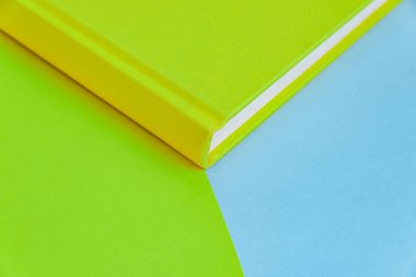 Arkaplanda kitap - kapatma ayrıntısı