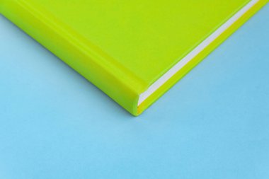 Arkaplanda kitap - kapatma ayrıntısı