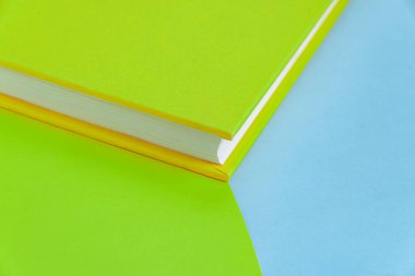 Arkaplanda kitap - kapatma ayrıntısı