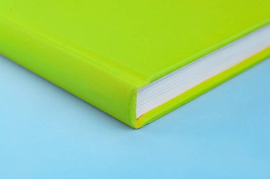 Arkaplanda kitap - kapatma ayrıntısı