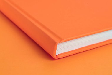 Arkaplanda kitap - kapatma ayrıntısı