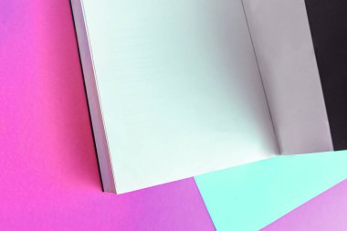 Arkaplanda kitap - kapatma ayrıntısı