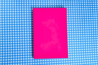 Arkaplanda kitap - kapatma ayrıntısı