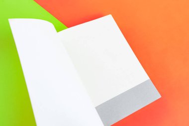 Arkaplanda kitap - kapatma ayrıntısı