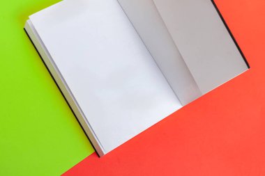 Arkaplanda kitap - kapatma ayrıntısı