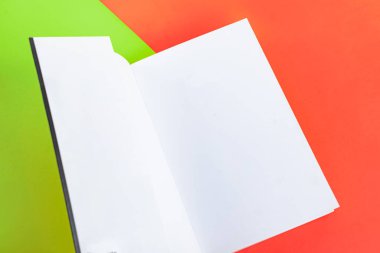 Arkaplanda kitap - kapatma ayrıntısı