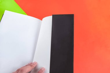 Arkaplanda kitap - kapatma ayrıntısı