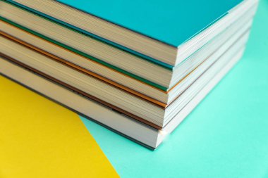 Arkaplanda kitap - kapatma ayrıntısı