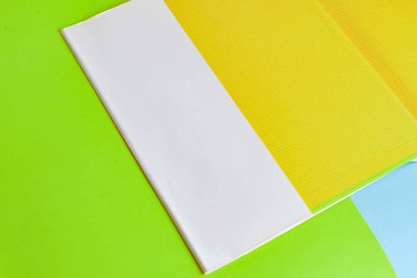 Arkaplanda kitap - kapatma ayrıntısı