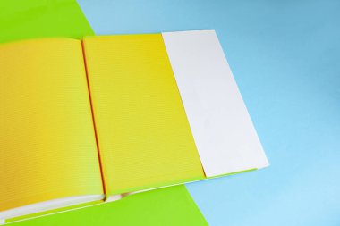 Arkaplanda kitap - kapatma ayrıntısı