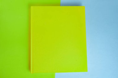 Arkaplanda kitap - kapatma ayrıntısı