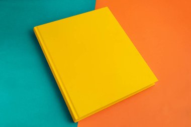 Arkaplanda kitap - kapatma ayrıntısı