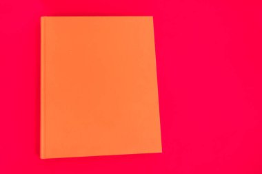 Arkaplanda kitap - kapatma ayrıntısı