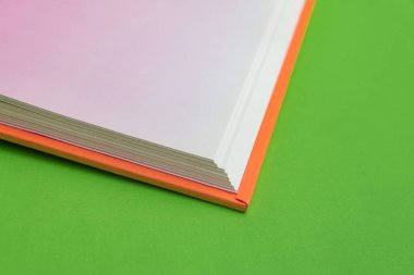 Arkaplanda kitap - kapatma ayrıntısı