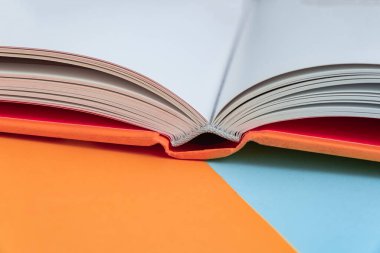 Arkaplanda kitap - kapatma ayrıntısı