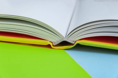 Arkaplanda kitap - kapatma ayrıntısı