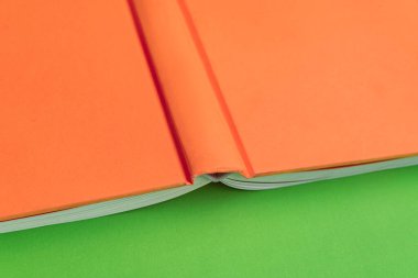 Arkaplanda kitap - kapatma ayrıntısı