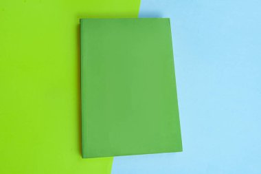 Arkaplanda kitap - kapatma ayrıntısı