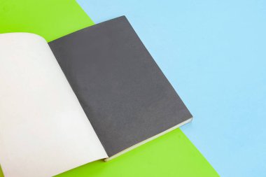 Arkaplanda kitap - kapatma ayrıntısı