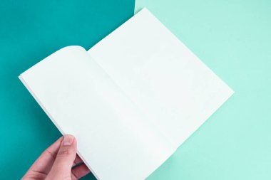 Arkaplanda kitap - kapatma ayrıntısı