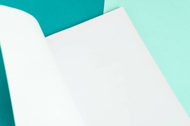 Arkaplanda kitap - kapatma ayrıntısı