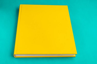 Arkaplanda kitap - kapatma ayrıntısı