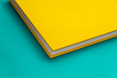 Arkaplanda kitap - kapatma ayrıntısı