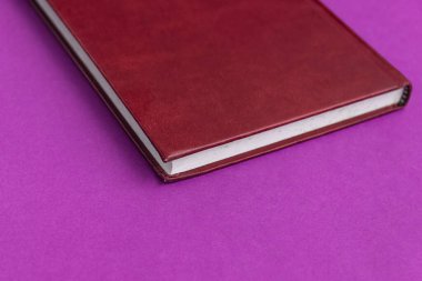 Arkaplanda kitap - kapatma ayrıntısı