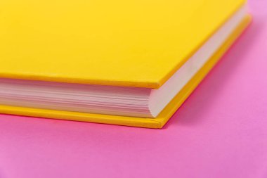 Arkaplanda kitap - kapatma ayrıntısı