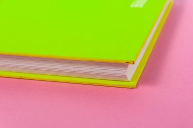 Arkaplanda kitap - kapatma ayrıntısı