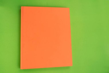 Arkaplanda kitap - kapatma ayrıntısı