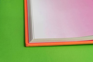 Arkaplanda kitap - kapatma ayrıntısı