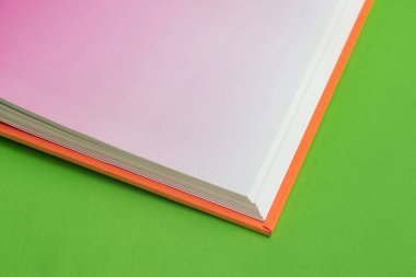 Arkaplanda kitap - kapatma ayrıntısı