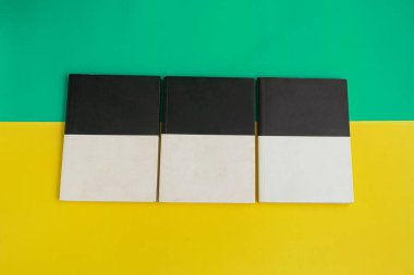 Arkaplanda kitap - kapatma ayrıntısı