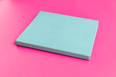 Arkaplanda kitap - kapatma ayrıntısı