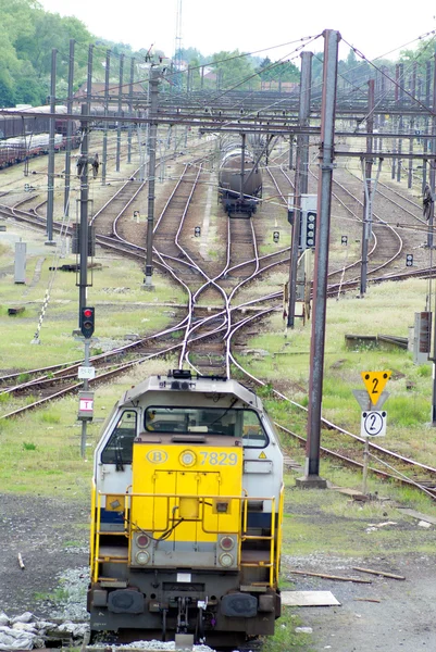 Gelbe Lokomotive und Austauscher — Stockfoto