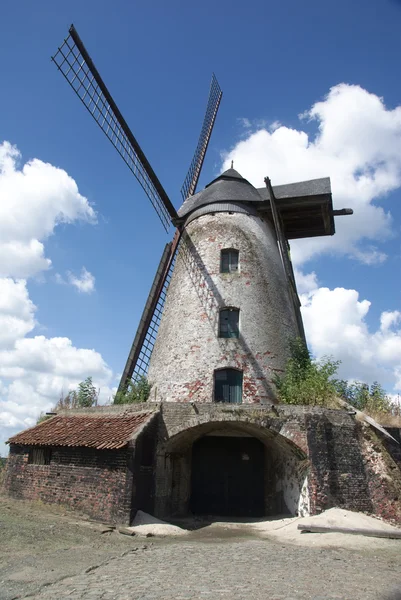 Entrée du vieux moulin à vent — Photo