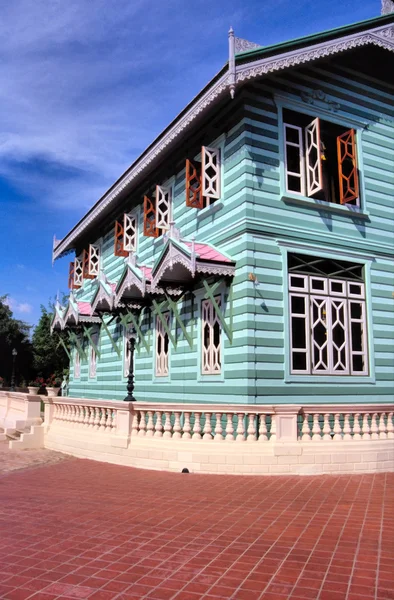 Kleurrijke huis in een gemengde stijl-architectuur. Bangkok, thailand. — Stockfoto