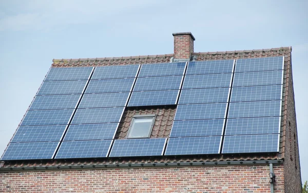 Telhado e painéis solares — Fotografia de Stock
